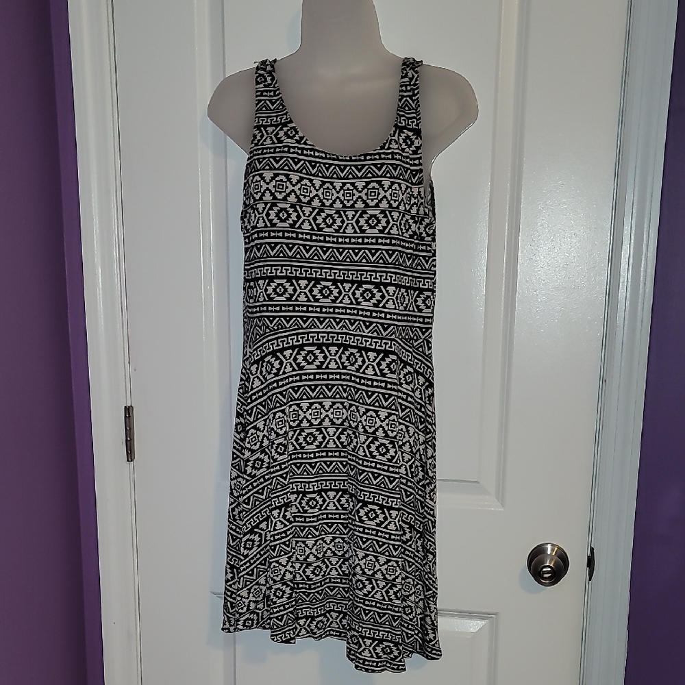 Express Mini Dress in Black with Elegant Design Sz: L